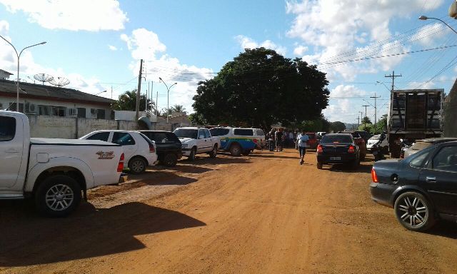Populares cercam delegacia em Cerejeiras, mas ninguém assume participação em assassinato