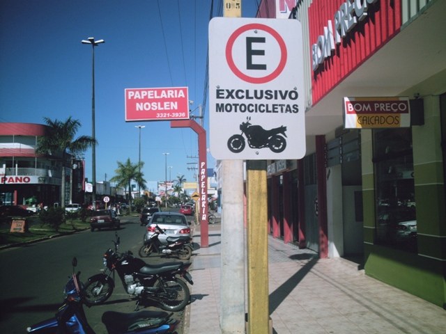 COMANDANTE DA PM AVISA: VAGAS EXCLUSIVAS PARA MOTOS SÃO ILEGAIS