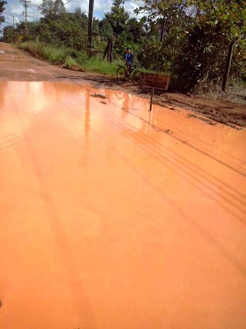 Vilhena: moradores protestam organizando “campeonato de pesca” em estrada alagada