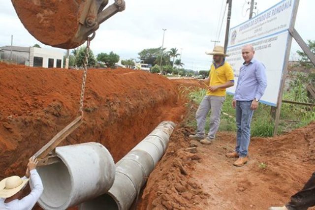 Após quatro anos “encalacrada”, obra de asfalto em bairro de Cerejeiras começa a sair do papel