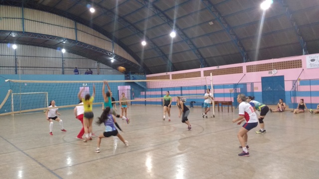“Meninas do Volei” de Cerejeiras treinam para disputar competição em cidade do Mato Grosso