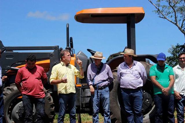 Deputado Luizinho entrega trator para Associação de Pequenos Produtores em Cerejeiras