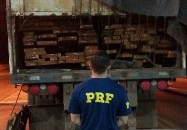 PRF apreende caminhão transportando carregamento ilegal de madeira em Vilhena