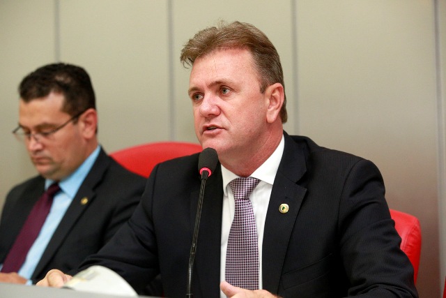 Deputado Luizinho Goebel pede reforma de ginásio em escola pública de Corumbiara