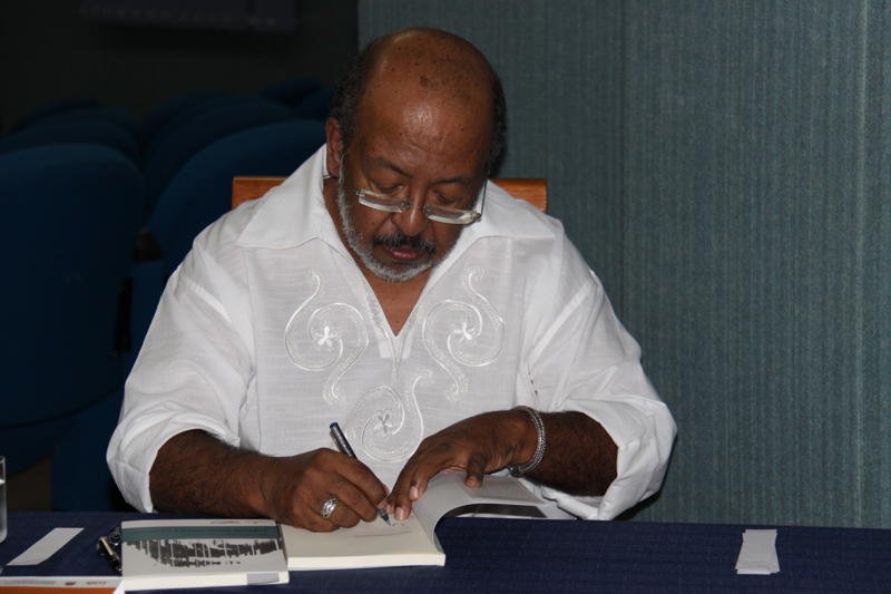 Jantar literário de lançamento de livro acontece hoje no Manjericão Comida Saudável