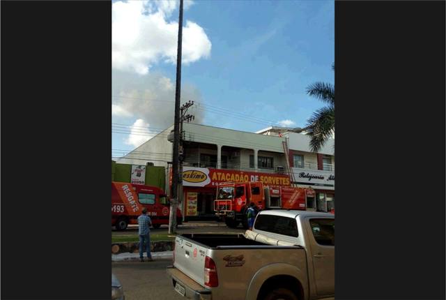 Incêndio atinge prédio na região central de Vilhena; Bombeiros tentam controlar chamas