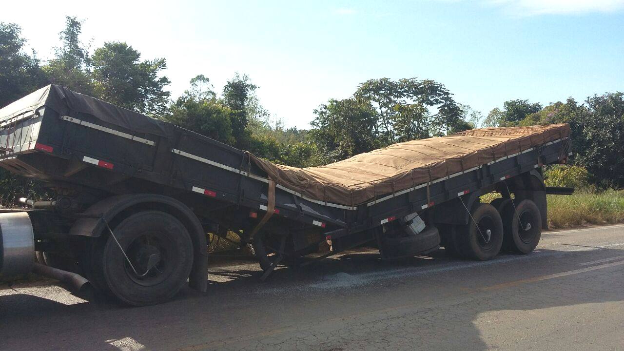 Caminhão se parte ao meio após cair em cratera na BR 364 em Vilhena; rodovia fica interditada