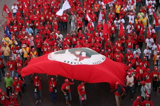 MST PROTESTA CONTRA CORTE DE VERBA EM CURSOS PARA MILITANTES