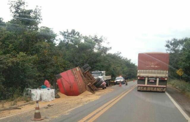 Na mesma tarde, dois acidentes na BR 364 deixam um caminhoneiro morto e outro preso às ferragens