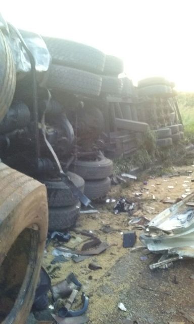 Veja fotos: identificado caminhoneiro morto; buraco na pista da BR 364 teria provocado tragédia
