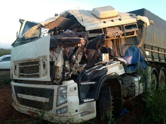 Vilhenense fica em estado gravíssimo após ter cabine de carreta arrancada por lâmina de trator