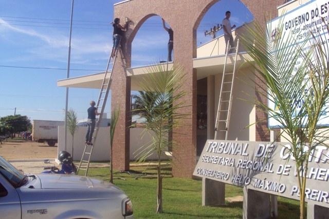 FUNCIONÁRIOS LIMPAM FACHADA DE PRÉDIO PÚBLICO SEM EQUIPAMENTO DE SEGURANÇA