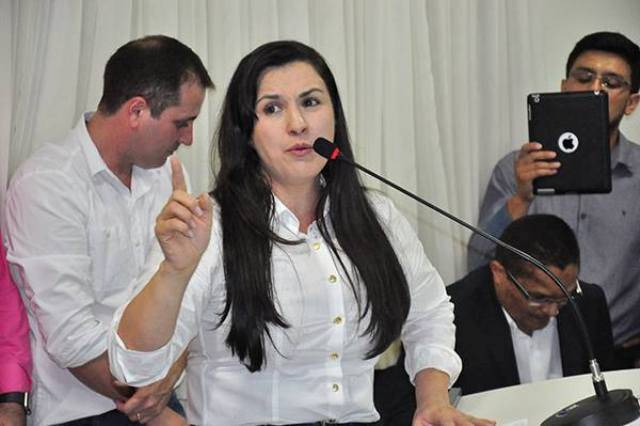 Leitor acusa prefeita de alterar decreto para inflar folha de salários com portariados em Vilhena