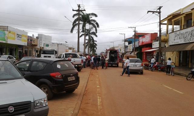 Bombeiros socorrem três pessoas após acidente de trânsito na região central de Cerejeiras