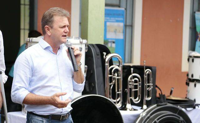 Deputado Luizinho Goebel entrega instrumentos musicais em escolas estaduais do Cone Sul