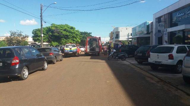 Carros batem no centro de Vilhena; grávida de oito meses se assusta, cai e fica ferida