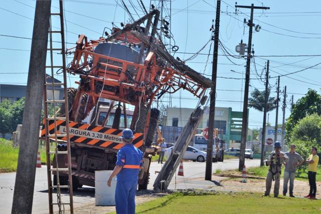 Caminhão transportando máquina acerta poste e deixa bairro sem energia elétrica em Vilhena