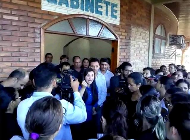 VÍDEO: durante protesto, servidores citam nepotismo e prefeita de Vilhena reage a provocação