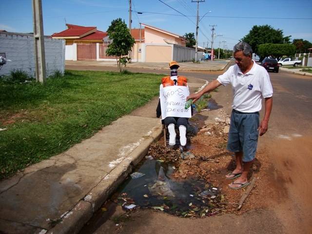 BONECO É USADO EM PROTESTO CONTRA DENGUE