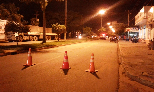 Cerejeiras: caminhão passa sobre as pernas de motociclista, que sofre fraturas múltiplas 