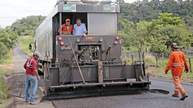 Deputado visita obras de recapeamento em estrada do Cone Sul solicitadas junto ao governo