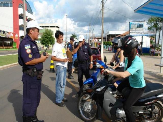 POLÍCIA FISCALIZA MAIS DE MIL VEÍCULOS E APREENDE 33 EM VILHENA