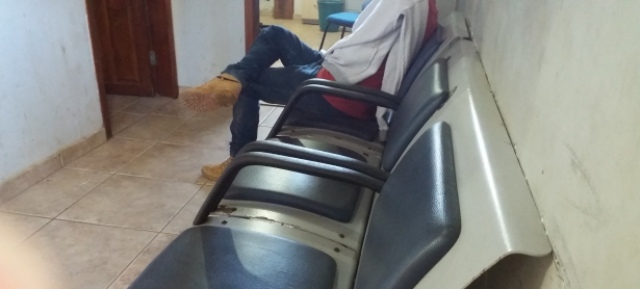 Ladrões invadem casa de médicos e levam 3 picapes; cirurgião domina menor que vigiava reféns
