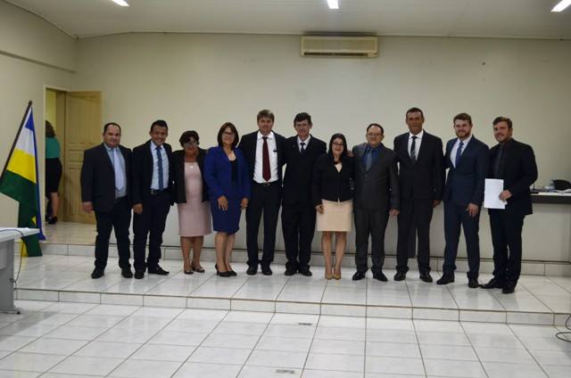 Professora e policial civil tomam posse na Câmara de Vilhena no lugar de vereadores cassados