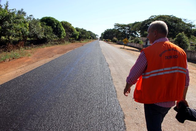 Diretor do DER inspeciona inicio do microrevestimento asfáltico em rodovia de acesso a Corumbiara 