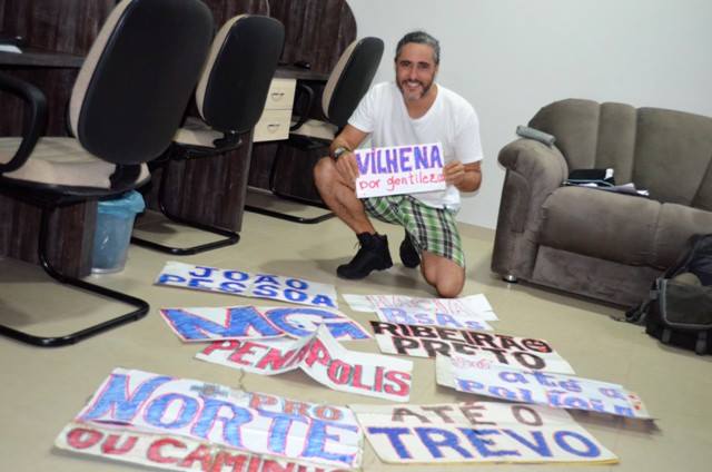 Família vilhenense hospeda viajante paranaense que pretende cruzar o Brasil pegando carona