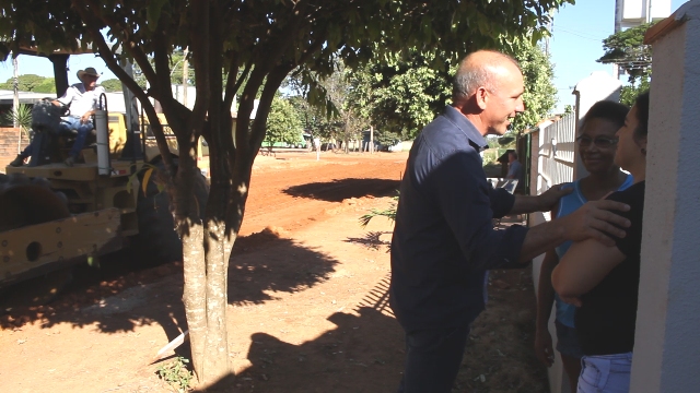Diretor do DER acompanha obras que vão deixar bairro 100% asfaltado em Cerejeiras
