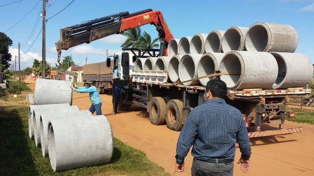 Prefeita ameaça romper contrato com empresa que está atrasando obras de pavimentação em Vilhena