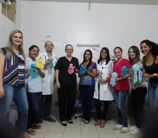 Idealizadora de projeto para bebês prematuros busca ajuda para fabricar mais “polvinhos do amor”