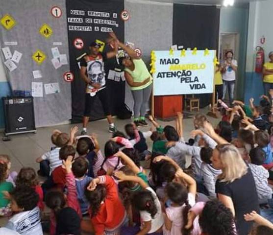Ritmo e solidariedade: professor de dança voluntário leva alegria a escola municipal em Vilhena