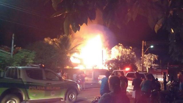 Residência é consumida por fogo em Cerejeiras; bombeiros impediram que chamas consumissem casas vizinhas