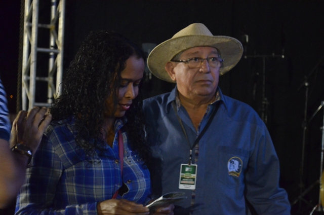 Idosa de 79 anos ganha sozinha carro da segunda noite da Expovil 2017