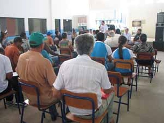 PRODUTORES RURAIS SE COMPROMETEM A RECUPERAR MATAS CILIARES