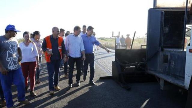 Deputados vistoriam recuperação do asfalto em rodovia ligando Chupinguaia à BR 364
