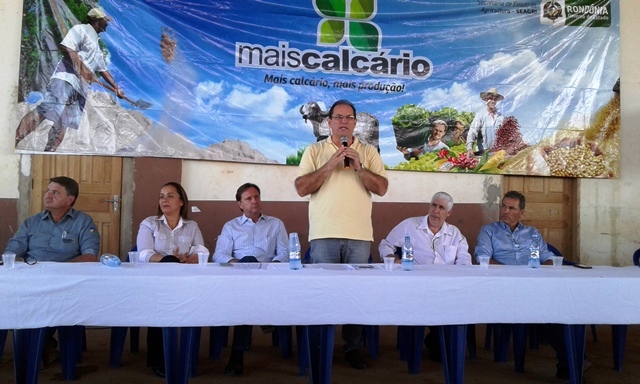 Em cerimônia pública, governo estadual entrega calcário para produtores rurais em Cerejeiras