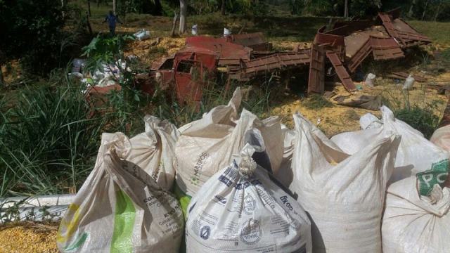 Carreta carregada de milho tomba na curva da banana e motorista vilhenense sobrevive “por milagre”