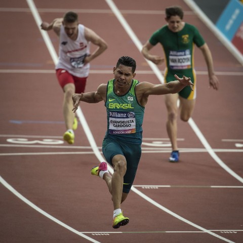 Atleta de Rondônia supera limitações, “voa” em Londres e é campeão mundial dos 100 metros