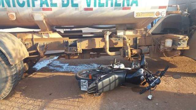Moto fica presa embaixo de caminhão a serviço da prefeitura de Vilhena; jovem de 19 anos se fere