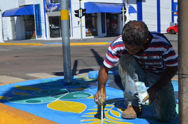 Deu na Globo: usando sobras de construção, artista voluntário ajuda a colorir as ruas em Vilhena