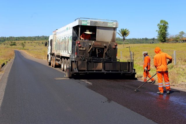 Restauração da rodovia de Chupinguaia chega a 50% com microrevestimento asfáltico