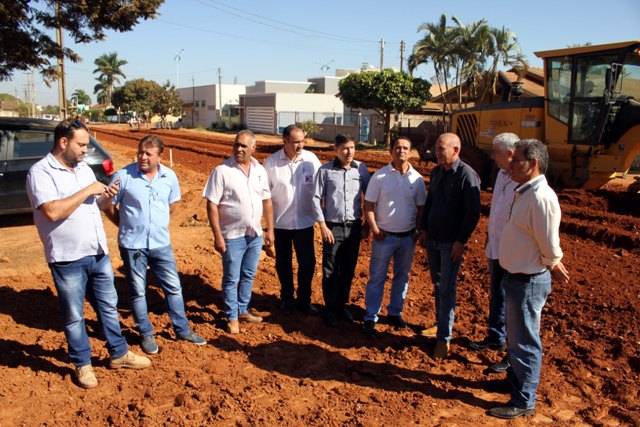 Ezequiel Neiva acompanha obra executada pelo DER que vai deixar bairro 100% asfaltado em Cerejeiras