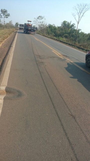 Buraco na pista e desnível no acostamento da BR 364 fazem vilhenense capotar caminhão