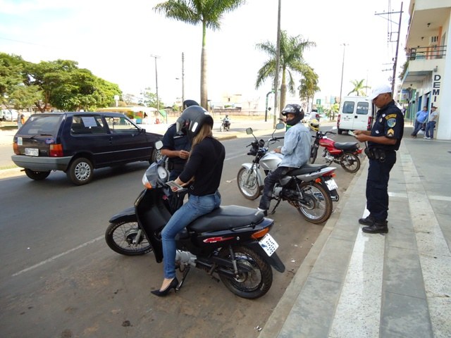 TRÂNSITO EM VILHENA: PMs FLAGRAM INFRAÇÕES E RETIRAM INSULFILMES