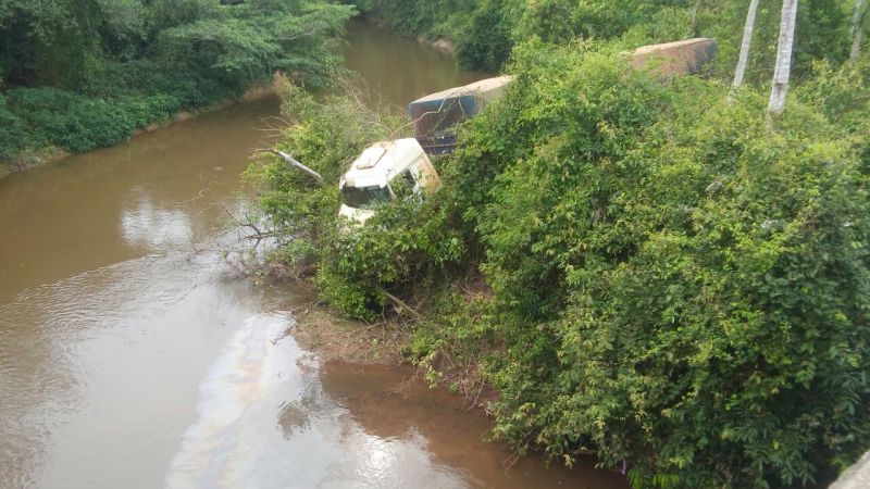 Carreta fica desgovernada em rodovia que liga Vilhena a Colorado e quase vai parar dentro de rio