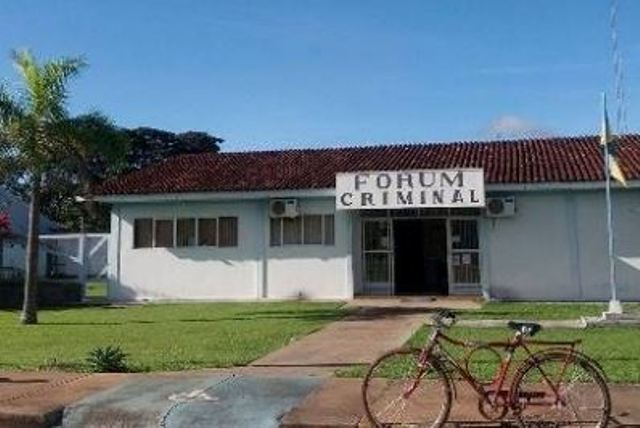 Preso tenta fugir de dentro do fórum de Vilhena quando era levado para audiência de custódia