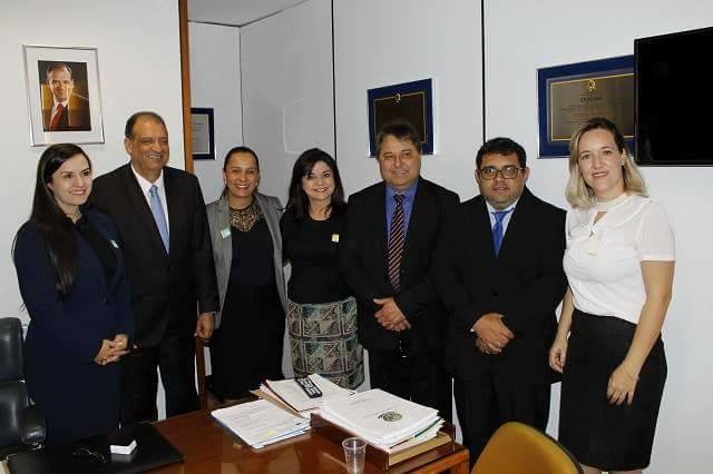 Internauta pergunta quem paga viagens de ex-prefeito; assessoria sugere que “Melki paga para trabalhar”